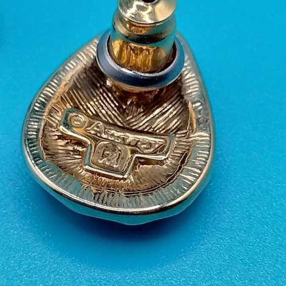 Vintage Signed AMWAY Gold Tone And Black Enamel Stud Pierced Earrings 1/2" - Picture 4 of 6